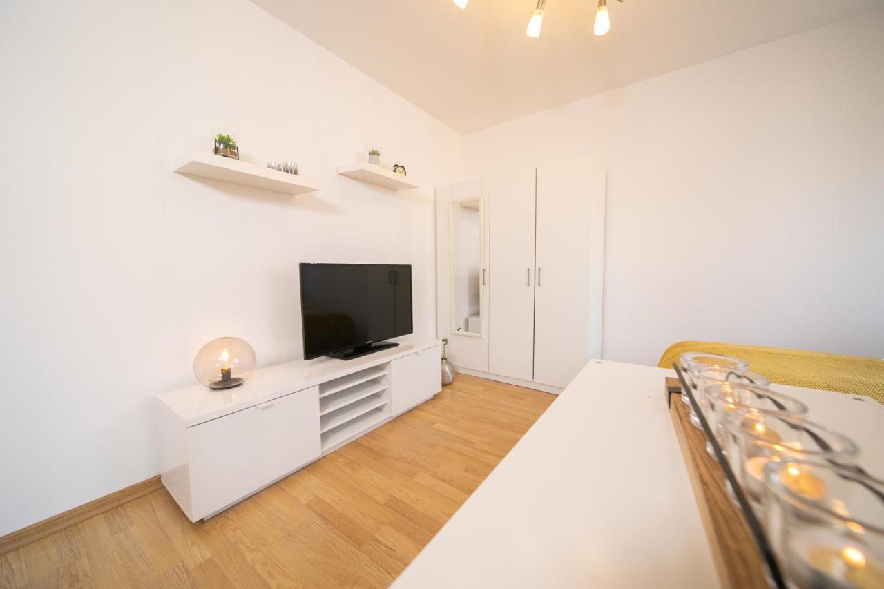 Studio Shiny - Zentral Mit Balkon - Messe - Kueche Neuss Esterno foto